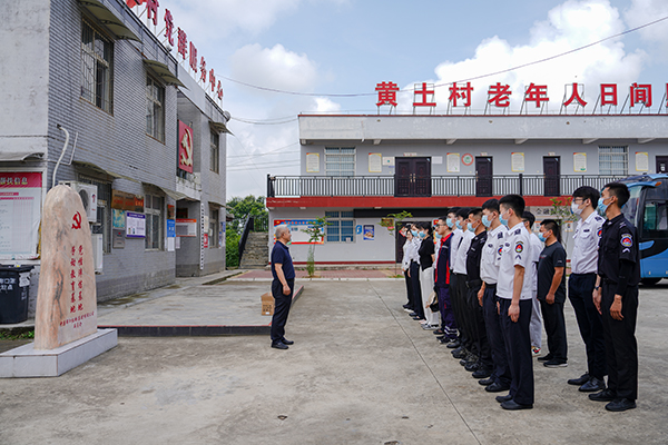 “助力鄉(xiāng)村振興，踐行艱苦奮斗” 將新員工黨性教育活動搬到對口幫扶村1.jpg